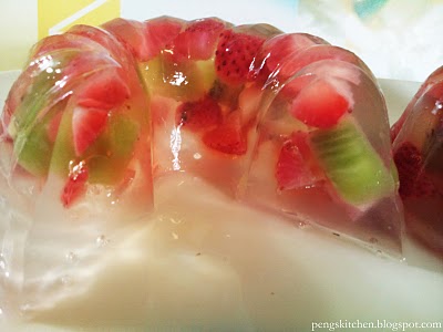 The strawberries are Sandra Bullock. The kiwis are George Clooney.